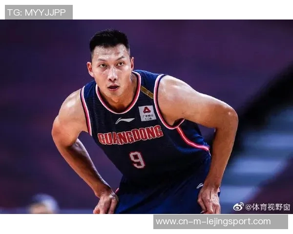易建联重返公众视野亲自主持篮球赛展现自律身材状态依旧出色 易建联重返公众视野亲自主持篮球赛展现自律身材状态依旧出色